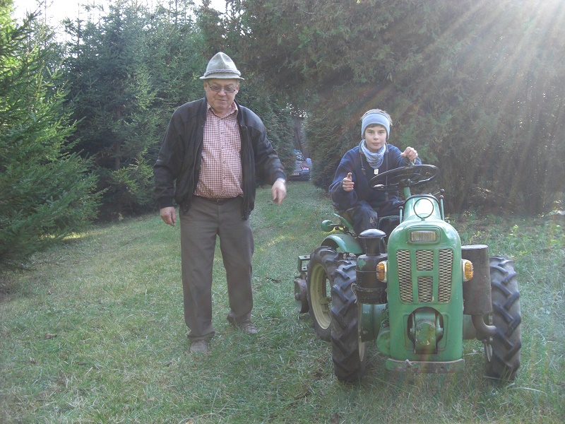 Mein Opa und ich auf dem A8D im Jahre 2009